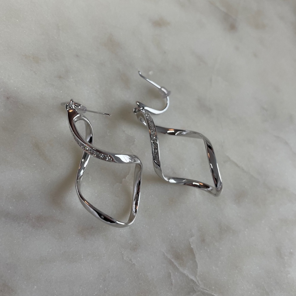 Swarovski touchstone crystal twisted earrings NWOT